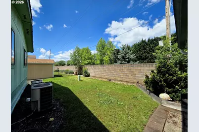 1200 E Central Ave #5, Sutherlin, OR 97479 - Photo 9