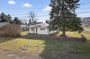 204 Lake Ave, La Grande, OR 97850 - Photo 3