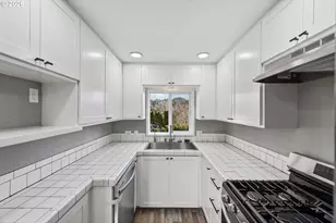 1390 Pennsylvania Ave, Coos Bay, OR 97420 - Photo 9