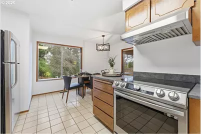 236 SW Collins St, Portland, OR 97219 - Photo 11