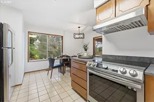 236 SW Collins St, Portland, OR 97219 - Photo 11