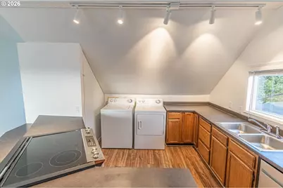 529 SW 32nd St, Lincoln City, OR 97367 - Photo 9