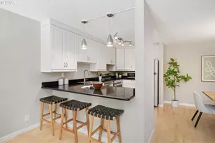 2393 SW Park Pl, Portland, OR 97205 - Photo 11