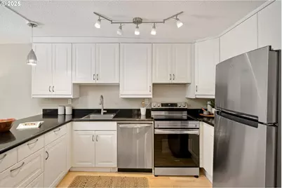 2393 SW Park Pl #106, Portland, OR 97205 - Photo 19