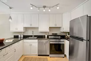 2393 SW Park Pl, Portland, OR 97205 - Photo 19