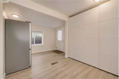 2424 NE 102nd Ave, Portland, OR 97220 - Photo 9