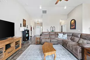 962 S 66th Pl, Springfield, OR 97478 - Photo 7