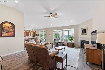 962 S 66th Pl, Springfield, OR 97478 - Photo 3