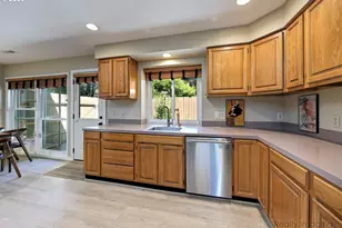 1112 NE 113th Ave, Portland, OR 97220 - Photo 11