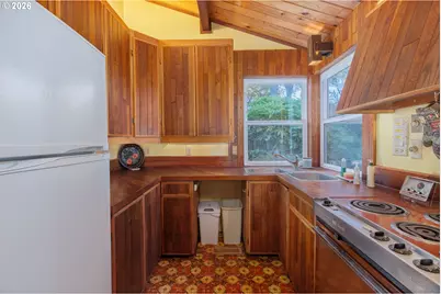 330 El Rotundo Ave, Lincoln City, OR 97367 - Photo 11