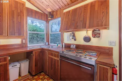 330 El Rotundo Ave, Lincoln City, OR 97367 - Photo 13