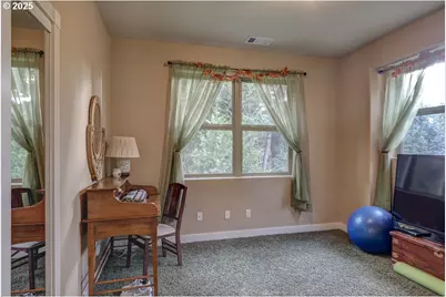 9530 S F Little Butte Cir, Eagle Point, OR 97524 - Photo 29