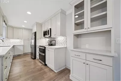 1831 SW Evans St, Portland, OR 97219 - Photo 13