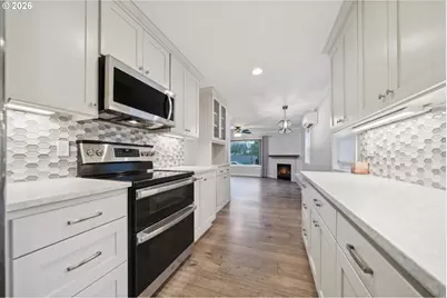 1831 SW Evans St, Portland, OR 97219 - Photo 17