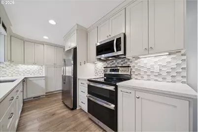 1831 SW Evans St, Portland, OR 97219 - Photo 15