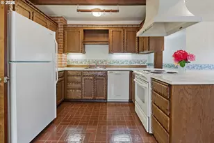 10737 NE Shaver St, Portland, OR 97220 - Photo 15