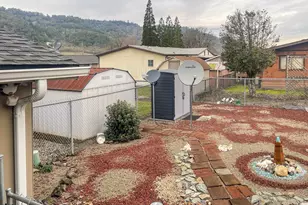 8 NE Mary Ann Ln, Roseburg, OR 97470 - Photo 17