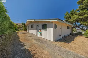 1900 Grant St, North Bend, OR 97459 - Photo 33