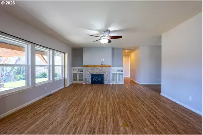 310 Ashwood St, Sutherlin, OR 97479 - Photo 3