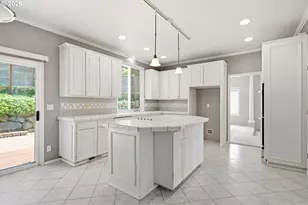 7816 SE Alta Verde Dr, Portland, OR 97266 - Photo 17