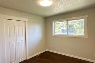 12041 NE Siskiyou St, Portland, OR 97220 - Photo 9