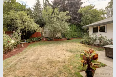 10608 NE Tillamook St, Portland, OR 97220 - Photo 15