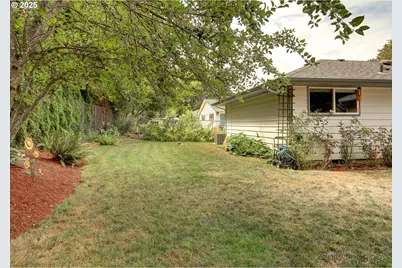 10608 NE Tillamook St, Portland, OR 97220 - Photo 17