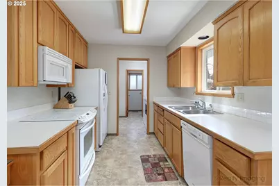 10608 NE Tillamook St, Portland, OR 97220 - Photo 9