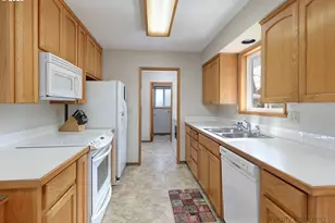 10608 NE Tillamook St, Portland, OR 97220 - Photo 9