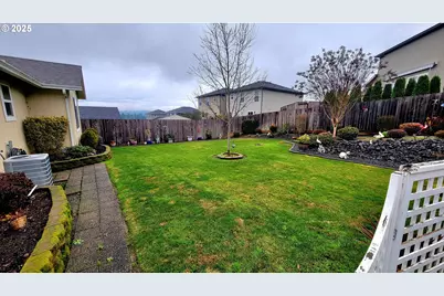1570 W Basil St, Roseburg, OR 97471 - Photo 33
