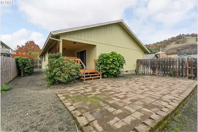 2245 NW Cabrillo Ct, Roseburg, OR 97471 - Photo 25