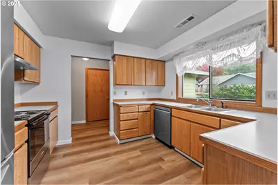 2245 NW Cabrillo Ct, Roseburg, OR 97471 - Photo 9