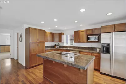 11630 N Island Cove Ln, Portland, OR 97217 - Photo 23