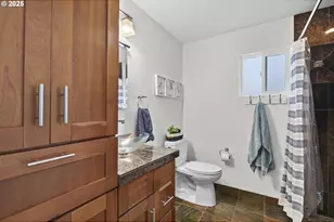 11630 N Island Cove Ln, Portland, OR 97217 - Photo 9