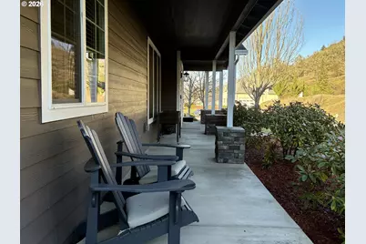 786 North View Dr, Winchester, OR 97495 - Photo 3