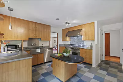 10505 S Hedlund Ave, Portland, OR 97219 - Photo 9