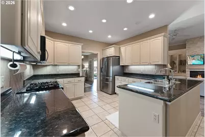 2402 NW Canterbury Dr, Roseburg, OR 97471 - Photo 5