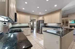 2402 NW Canterbury Dr, Roseburg, OR 97471 - Photo 5