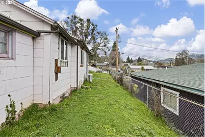 593 NW Sweetbrier Ave, Roseburg, OR 97471 - Photo 37