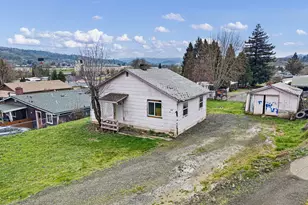 593 NW Sweetbrier Ave, Roseburg, OR 97471 - Photo 3