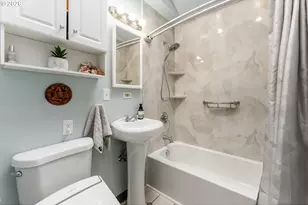 2209 NE 108th Ave, Portland, OR 97220 - Photo 17