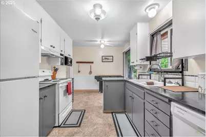 943 Oregon Way, Woodburn, OR 97071 - Photo 9