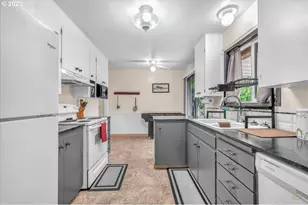 943 Oregon Way, Woodburn, OR 97071 - Photo 9