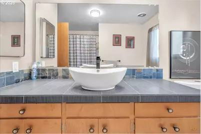 943 Oregon Way, Woodburn, OR 97071 - Photo 27