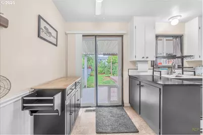 943 Oregon Way, Woodburn, OR 97071 - Photo 13