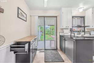 943 Oregon Way, Woodburn, OR 97071 - Photo 13