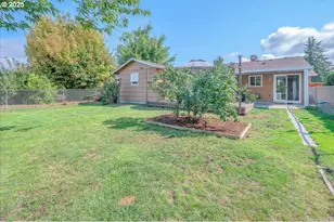 943 Oregon Way, Woodburn, OR 97071 - Photo 33