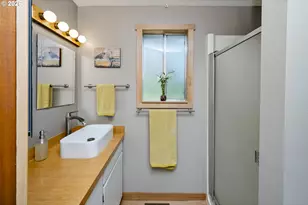 5747 NE Ainsworth St, Portland, OR 97218 - Photo 17