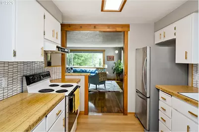 5747 NE Ainsworth St, Portland, OR 97218 - Photo 9