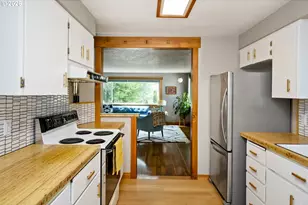 5747 NE Ainsworth St, Portland, OR 97218 - Photo 9